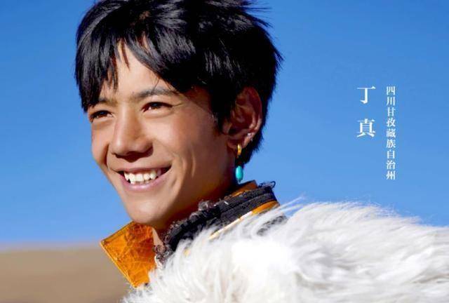 丁真打卡西湖被偶遇,遭路人抓拍生图,和精修图对比