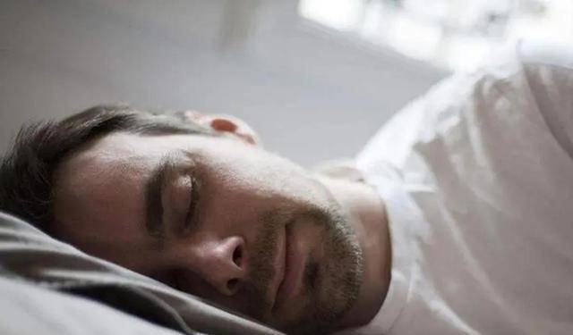 小伙杀害室友逃亡十年每年烧纸祭拜被捕后才知对方是装死