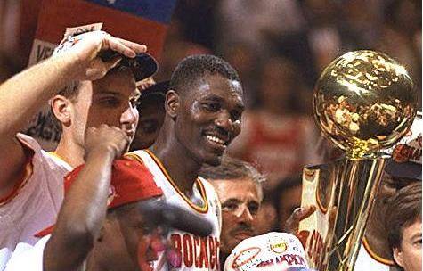 最后,在总决赛中,奥拉朱旺率领火箭迎战纽约尼克斯队.