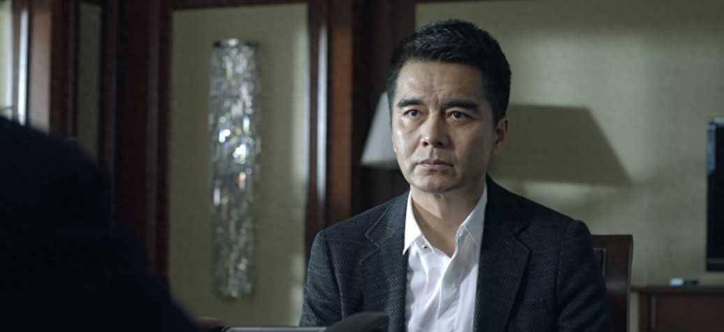 他经历了从缉毒英雄到省公安厅副厅长的转变,并在权力和信仰之间面临