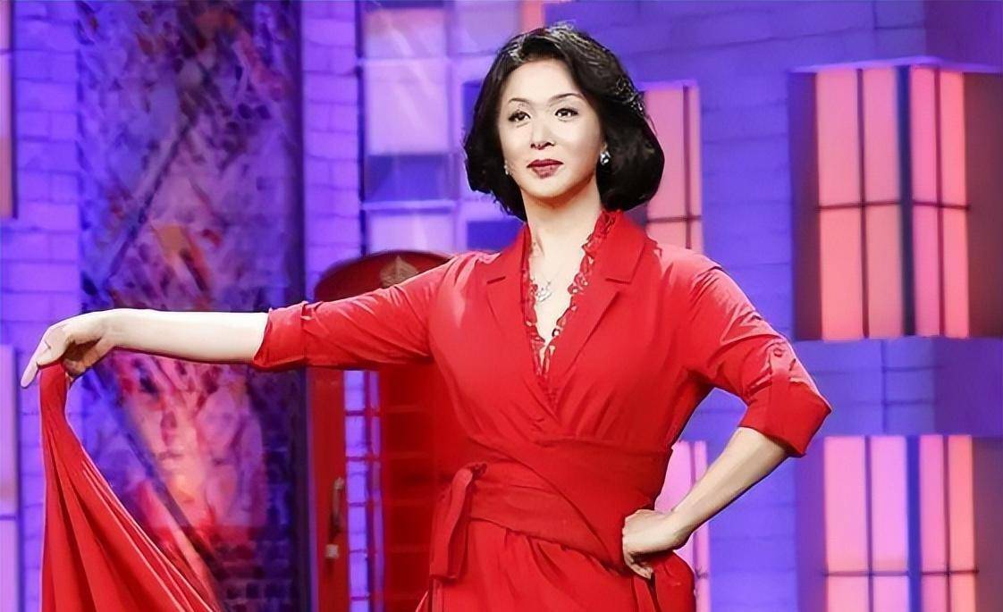 维纳斯收养了三个孩子,并认为她可以独自抚养他们.