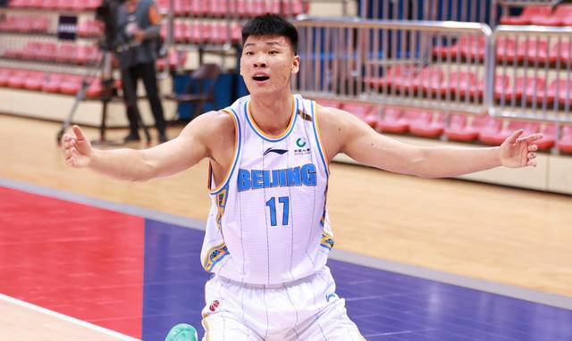 原创内线对决范子铭的统治力反限制王哲林