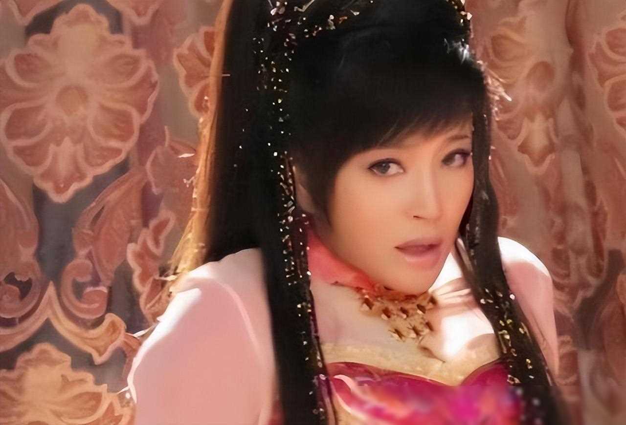 原创收手吧观众的命也是命大妈脸强扮少女网友直评辣眼睛