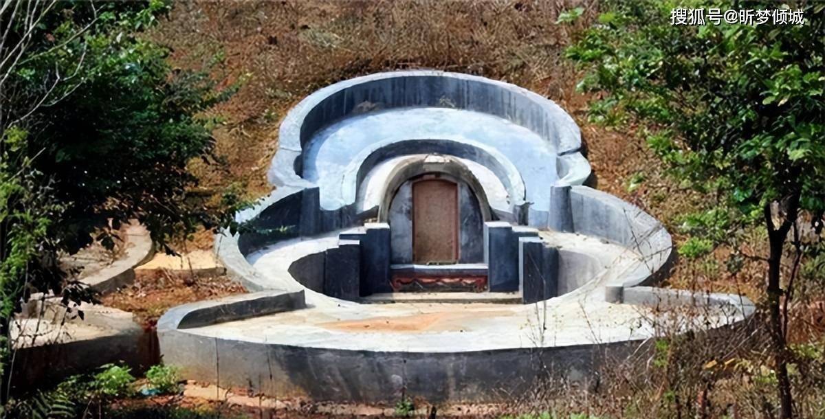 原创坟边长竹要迁坟坟前两物变富人两物是啥有何道理