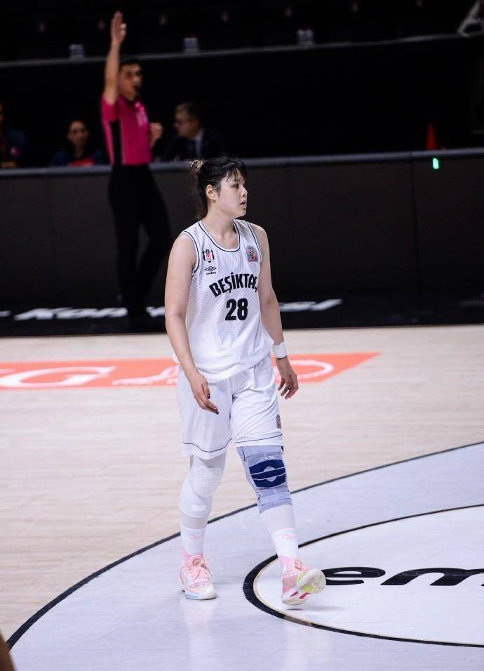 李月如骂了裁判尽管他把3名球员和教练轰下了球场我们将把悬念留到