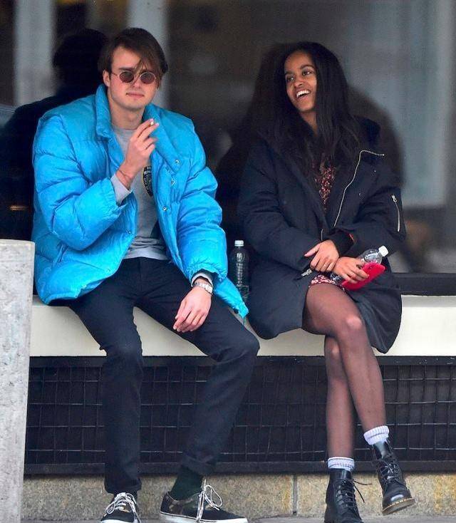 原创奥巴马大女儿23岁了改新造型出街真空吊带加脏辫非洲感十足