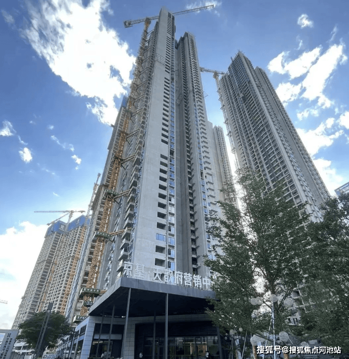 项目的优点是属于双地铁物业,距离5号线布心站约300米,离7号线太安站