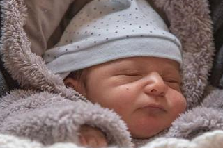 婴儿睡觉时屏住呼吸的原因，以及婴儿睡觉时屏住呼吸应该怎么办？_进展_症状_情绪