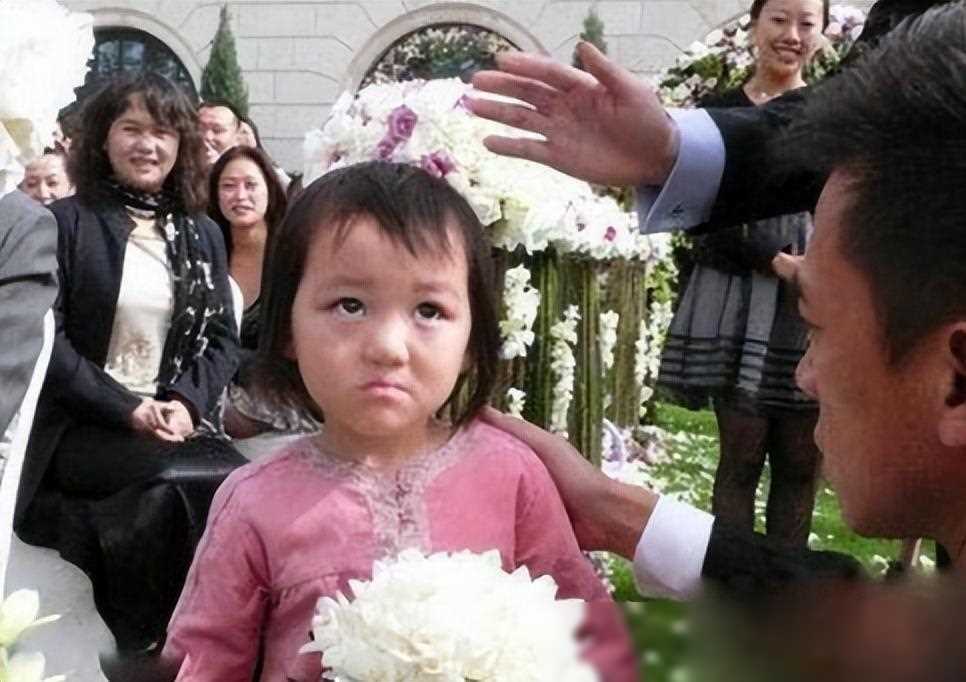 原创王菲花百万为女儿治疗唇裂如今嘴是治好了脸却越来越奇怪了