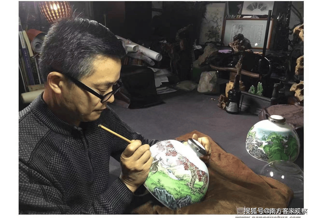 瓷瓶上精雕细琢的四季花卉_礼物_大自然