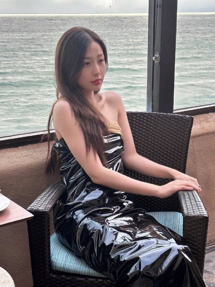 原创宋妍霏和程潇优雅浪漫的吊带裙不如虞书欣甜辣时尚又迷人