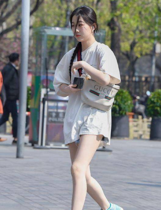 长款白色t恤搭配牛仔短裤,青春靓丽,活泼可爱