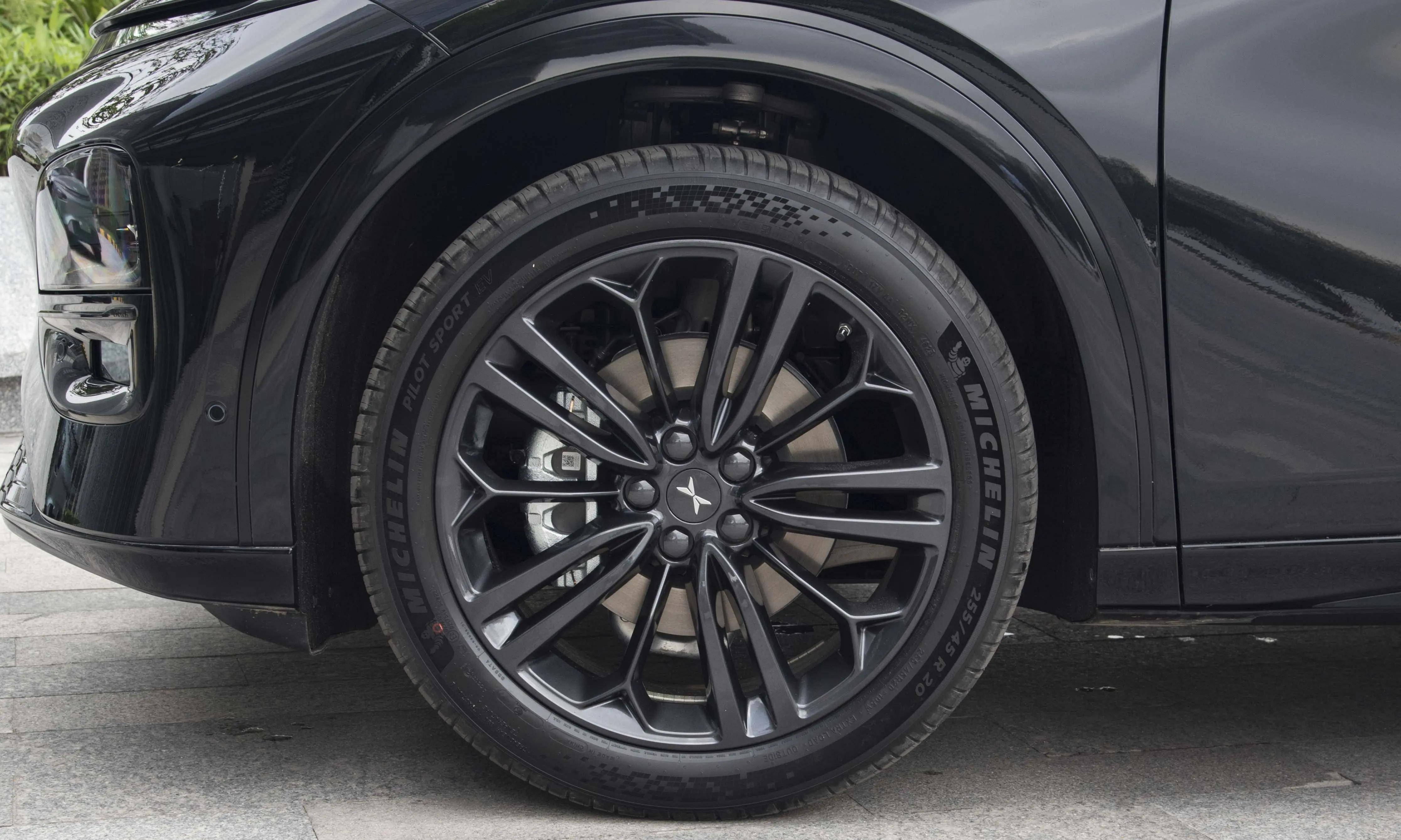 外观细节熏黑处理,如品牌标识,字母标识,智能驾驶摄像头装饰件黑化.