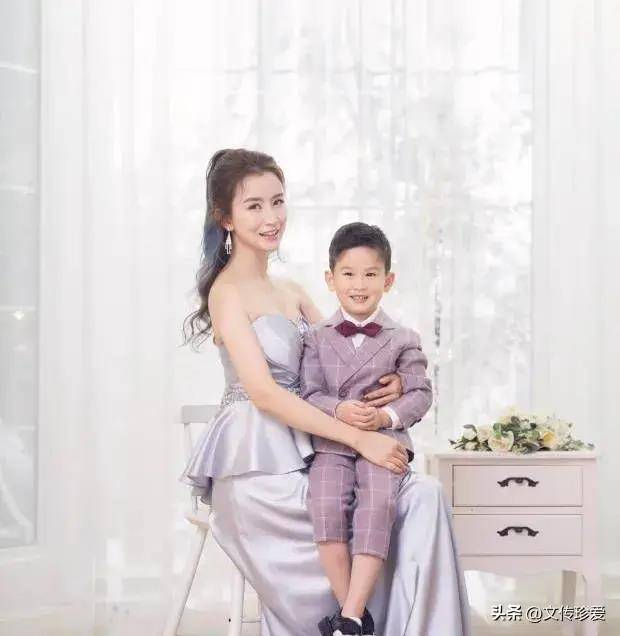 伏玟晓,一个才华与美貌并存的女子,她的职业生涯充满了光彩.