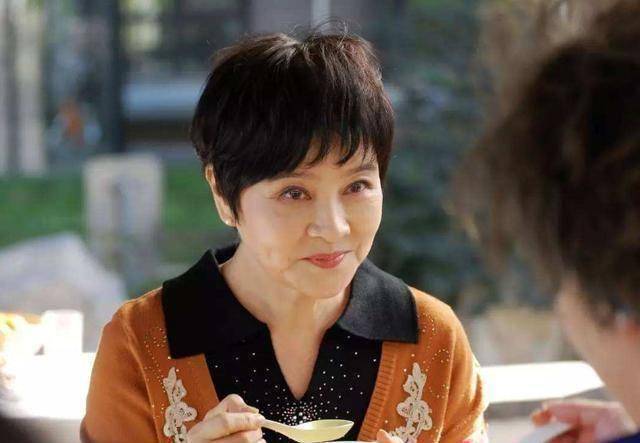 冯远征携65岁妻子露面为武汉加油打气两人结婚26年无儿无女