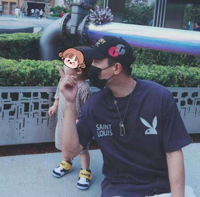 原创杜淳带妻女游环球影城王灿全身出镜被指驼背偶然透露二胎计划