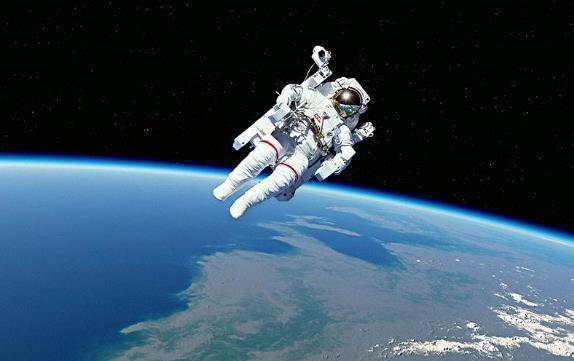 原创美国宇航员遨游太空发现一只直径约50公里巨眼紧盯着太空