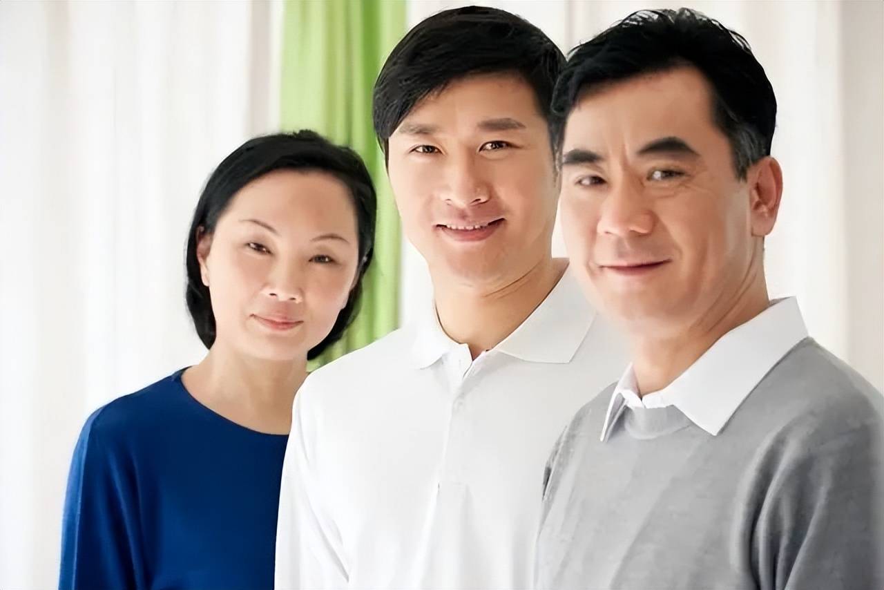 "王辉第一次带李莹回家时,王母就私下里对丈夫说:"这女孩看起来挺乖巧