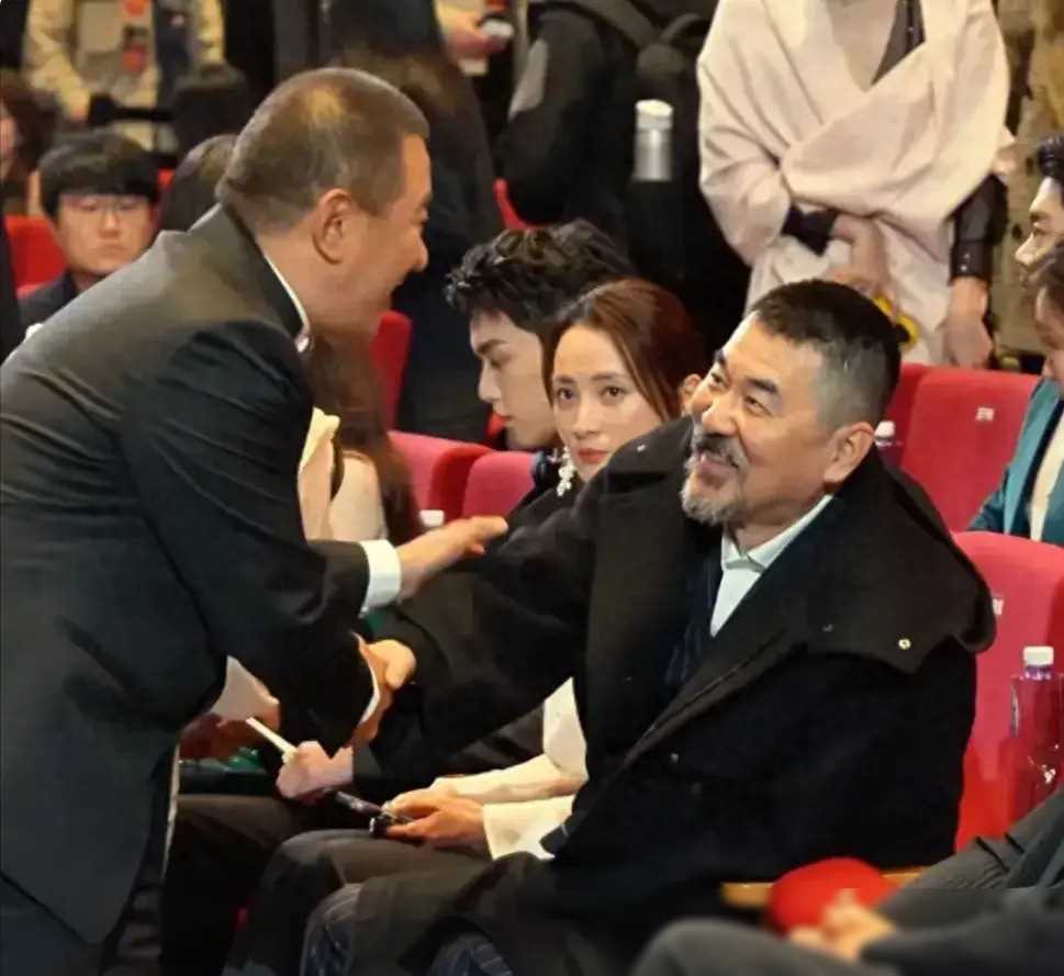 电视剧品质盛典上丁勇岱与陈建斌握手引发热议老戏骨演技pk