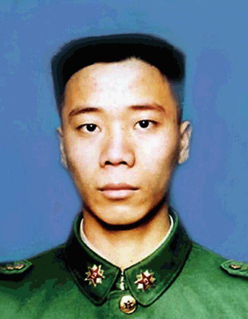 抗洪现场偶遇儿子,批评到:我脱了三层皮,你还没我黑_洪水_九江_董万瑞