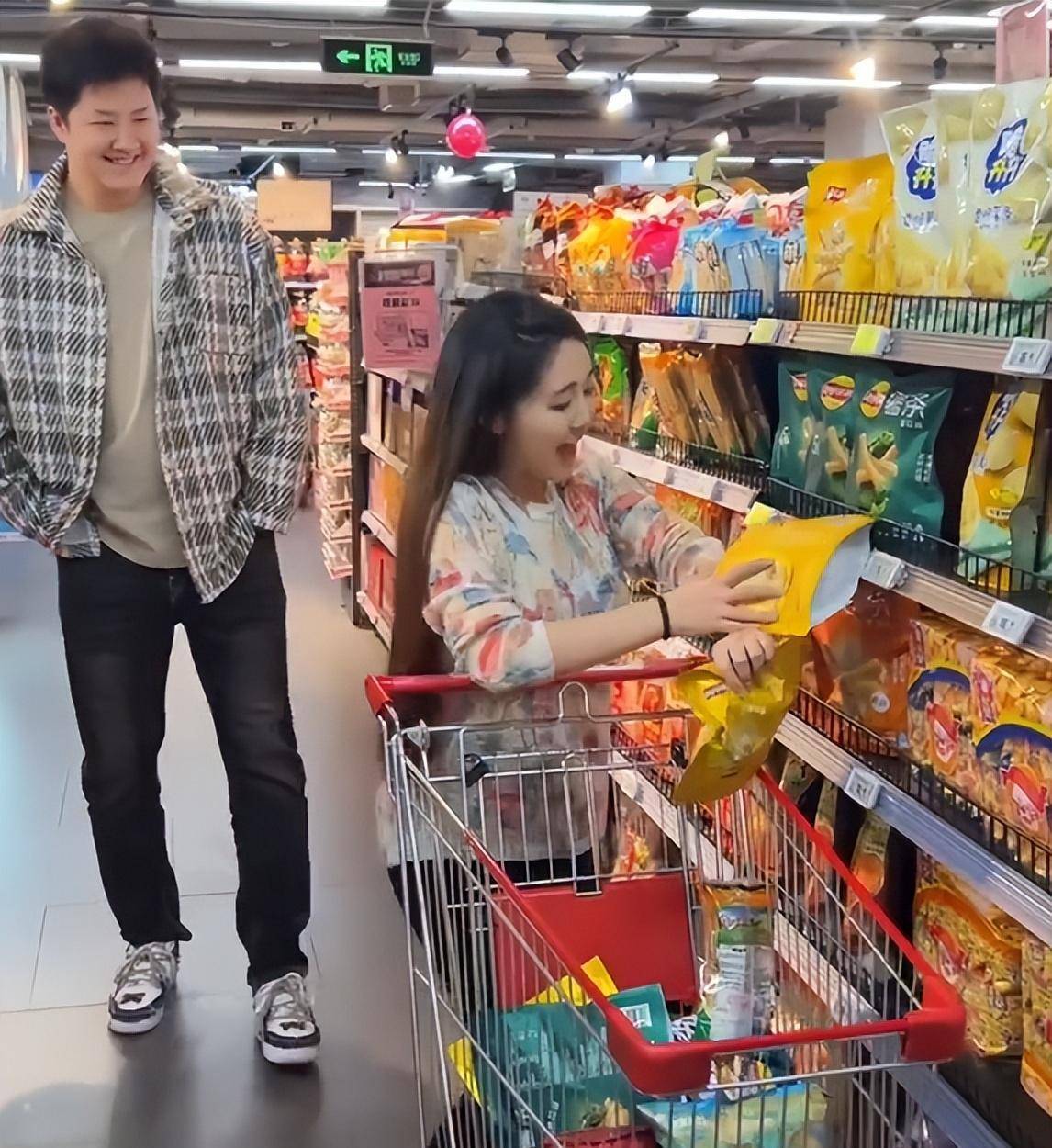 原创金龟子外孙掉福窝里仨人照顾一个月长胖三斤半一双大眼像妈妈