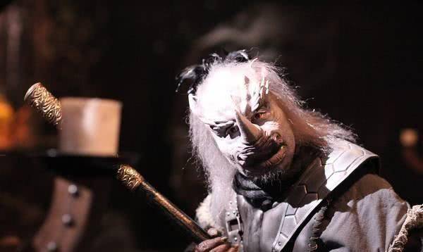 当时故事是发生在金平府,金平府有三个犀牛精,他们假扮佛祖,让百姓