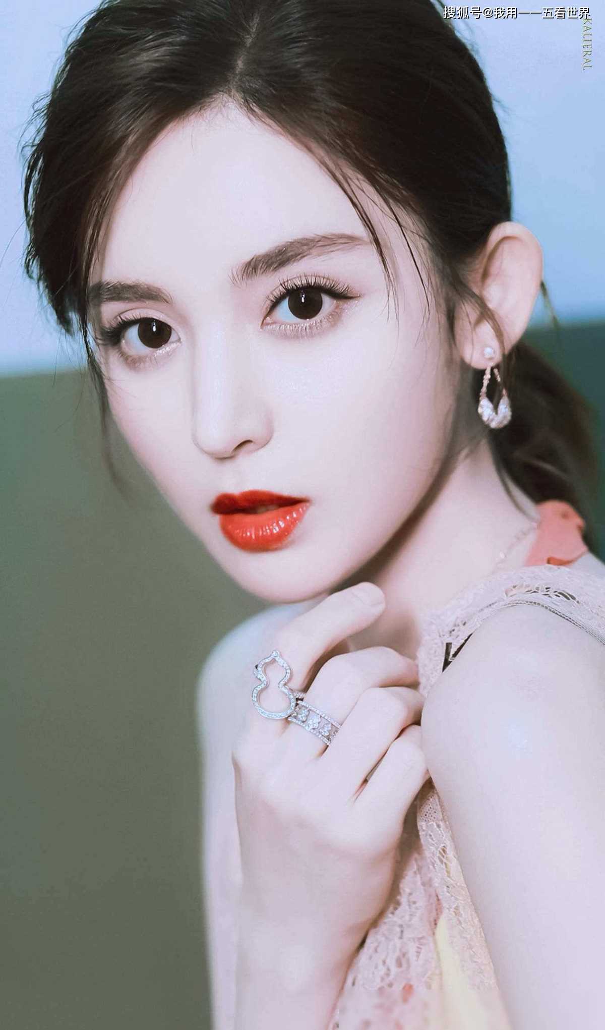 原创古力娜扎私密照屡次被男友曝光她如何应对困境