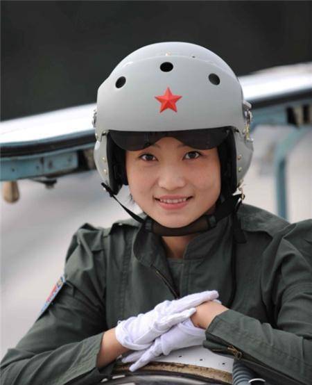 最美歼10女飞行员30岁壮烈牺牲父母忍痛帮她交最后的党费