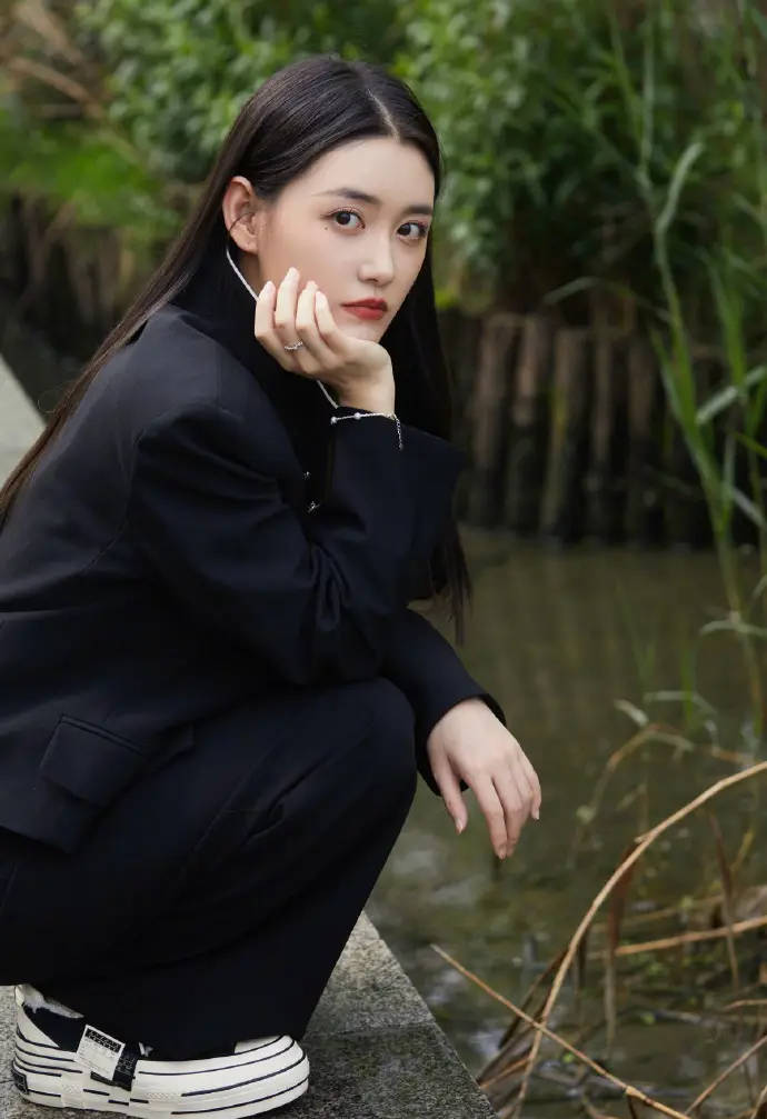 蒋依依全黑新中式又美又飒 表情高冷似腹黑千金-搜狐大视野-搜狐新闻