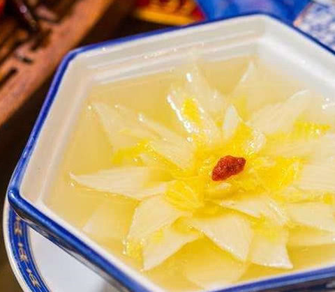 乍看起来非常清淡的开水白菜,其实是川菜经典"白菜"之一.