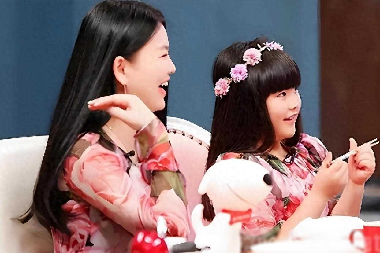 原创李湘携女逛画展王诗龄一身行头3万起王岳伦染黄发显年轻