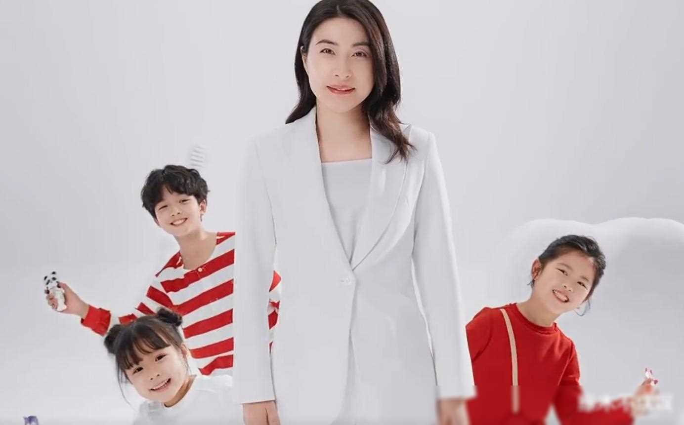 郭晶晶又拿下新代言穿红礼裙烫卷发好迷人和3小孩互动太有爱