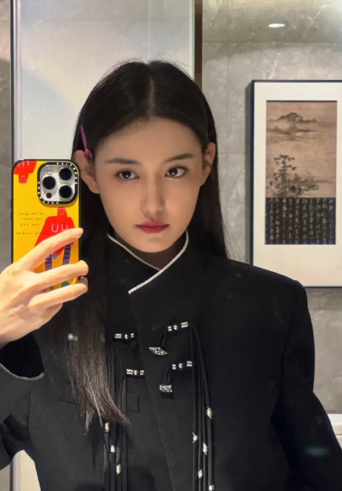 蒋依依全黑新中式又美又飒 表情高冷似腹黑千金-搜狐大视野-搜狐新闻