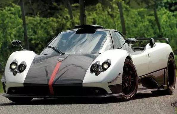 日产gtr等超级跑车,网友调侃道:成龙的56辆三菱车不及儿子的两辆超跑