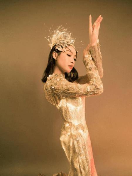 历届金鹰女神都是金色战袍赵丽颖却是银色原因让人无法反驳