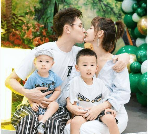 原创张嘉倪飘逸长发变泡面头女人味浓美出高级姿态买超得偷着乐了
