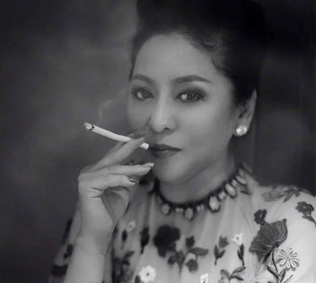 怼天怼地怼空气叱咤娱乐圈三十年向太陈岚为何如此传奇
