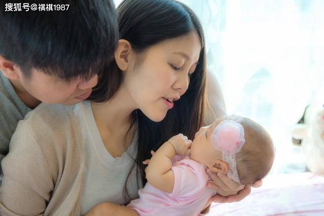 小玲虽然仍然担心母亲的身体和新生命的到来,但她也看到了母亲的坚持