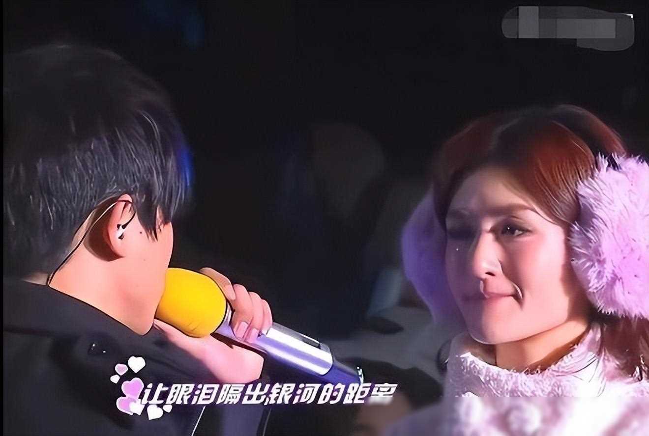 原创张杰谢娜带娃游迪士尼保姆抢镜手牵手如热恋情侣