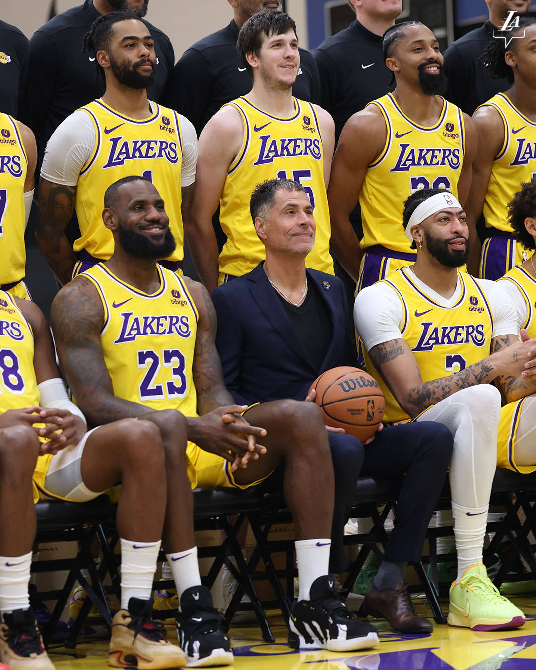 湖人全队大合影曝光:佩总坐c位詹皇露齿笑 现场花絮众将都笑开怀