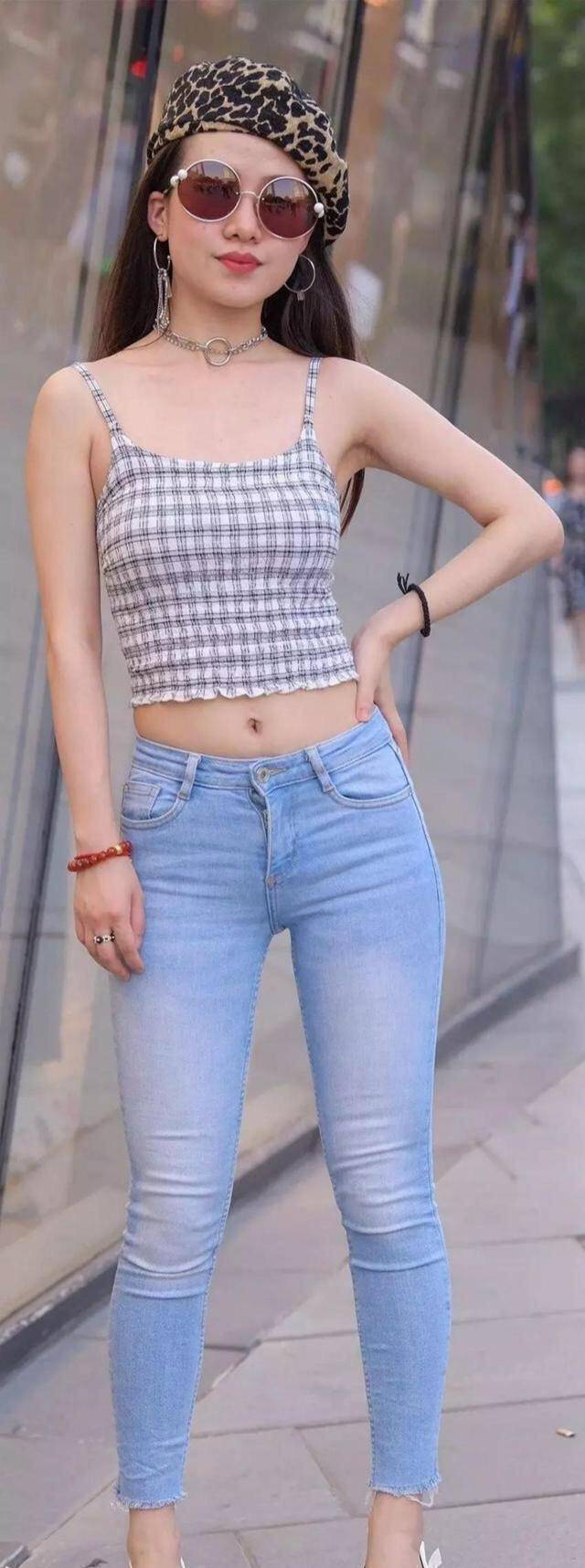 原创吊带背心与时尚牛仔裤的完美搭配清爽个性更显自信与时尚