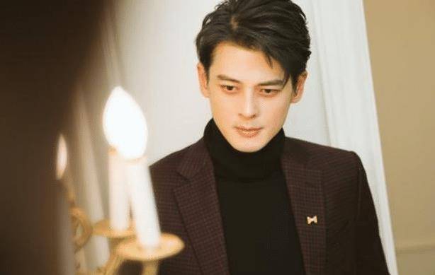 男生,多次在剧组当中都也暖心的做事风格去帮助剧组当中的各位演员们