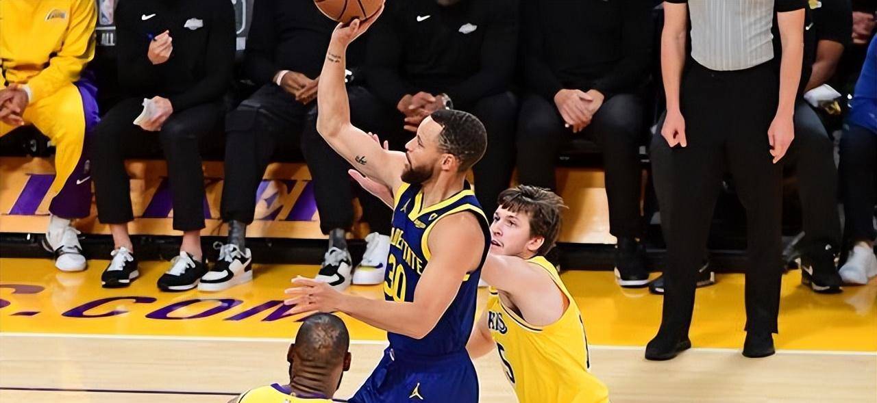 原创湖勇大战勇士完胜两队只差05胜浓眉缺席水花50分力压詹姆斯