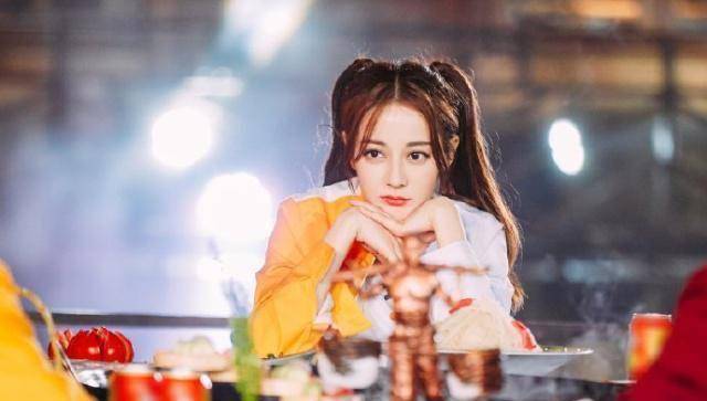 原创迪丽热巴上节目终于绑辫子高扎双马尾嫩得像学生27岁美回17岁