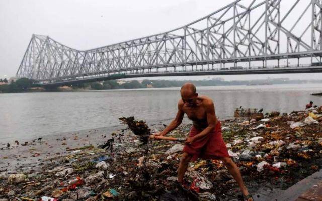 原创为啥恒河上漂浮着尸体印度人却还在河中沐浴甚至饮用恒河水