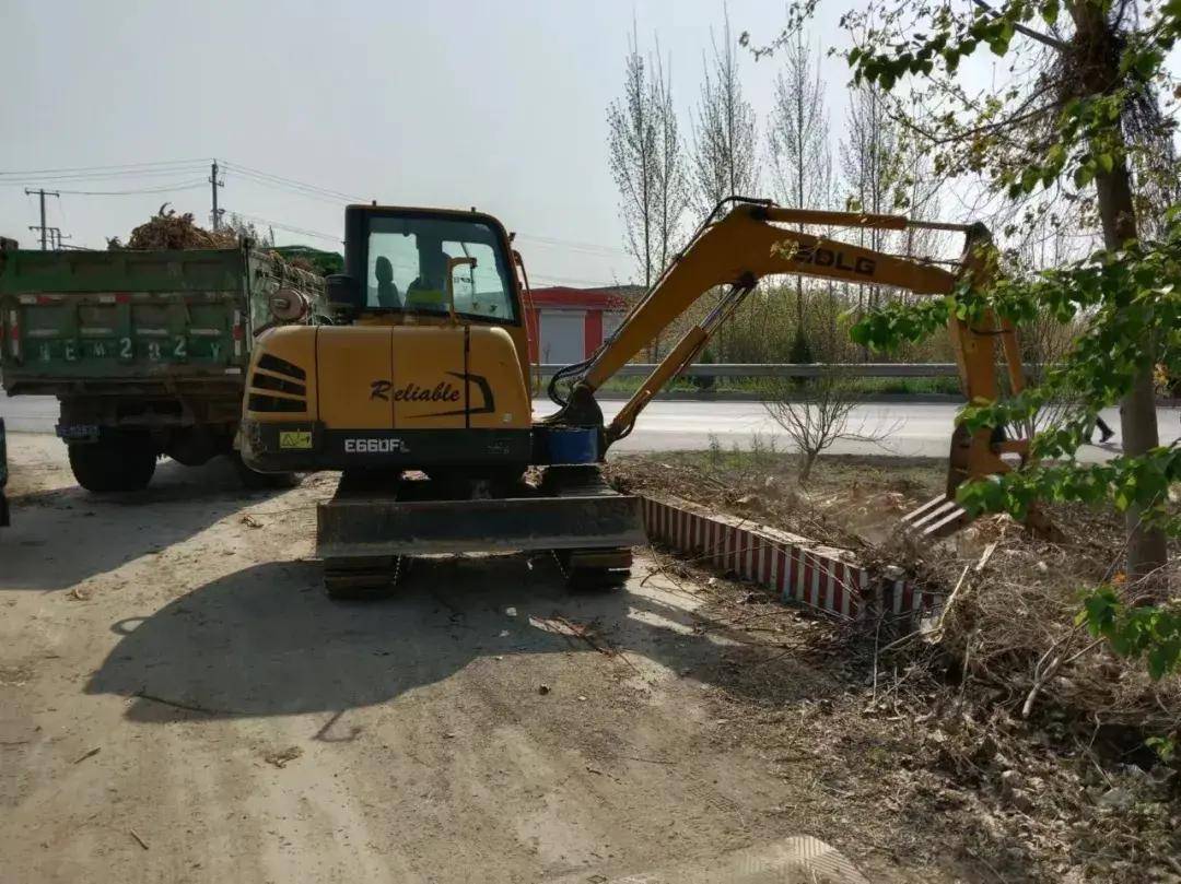 方式,集中力量对主街小巷,村庄出入口,河道沟渠,房前屋后进行清理规整