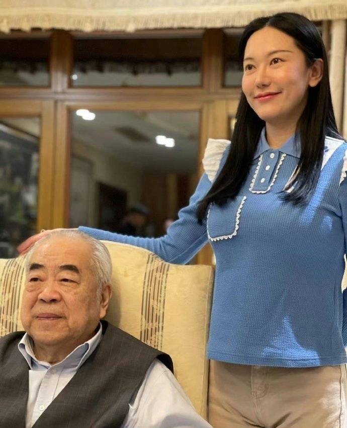 86岁画家范曾娇妻生活照曝光,常年健身身材太好_网友_李坤城_年龄