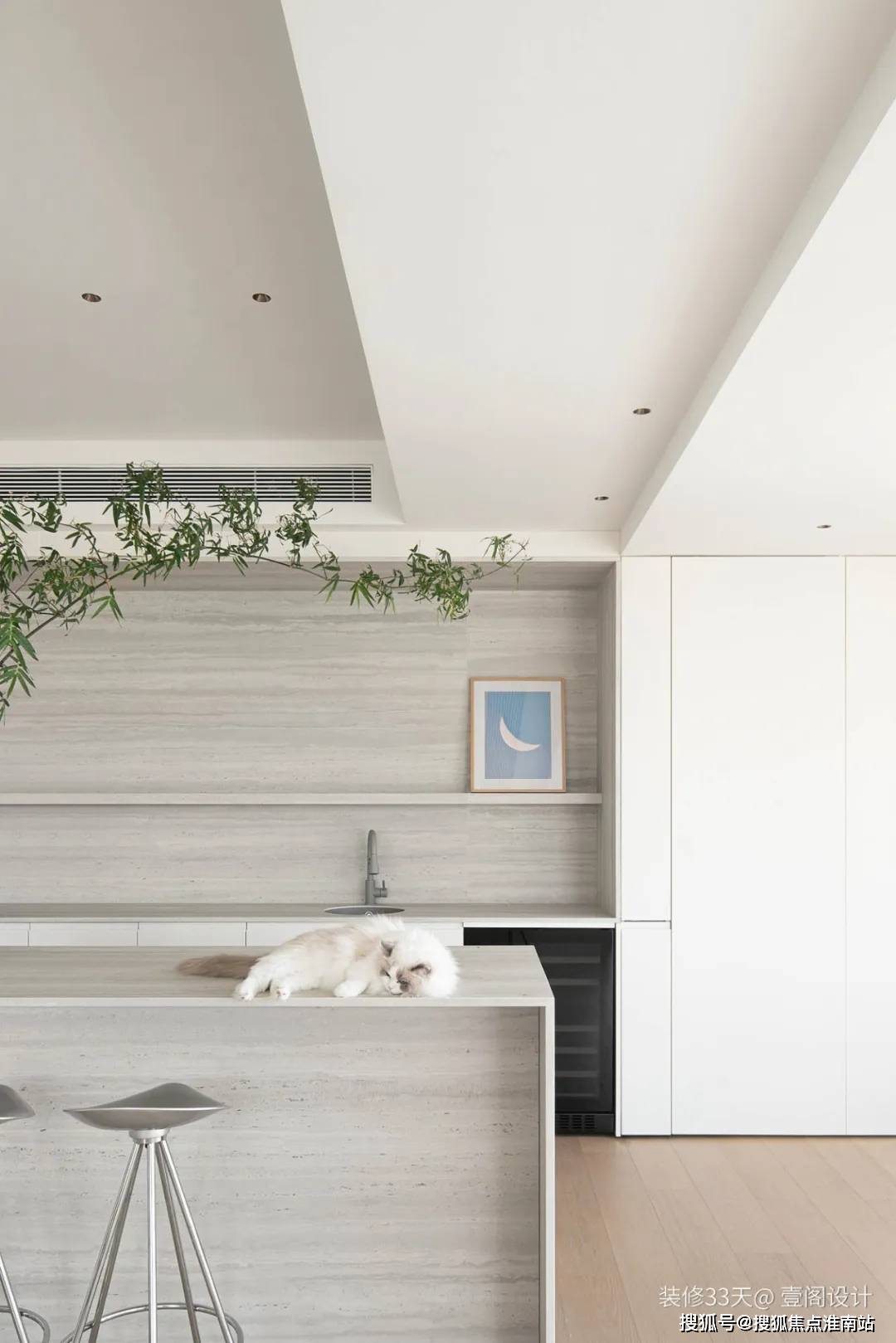 洞石的台面和背景凸显质感,墙上做层板可以放摆件和装饰画点缀