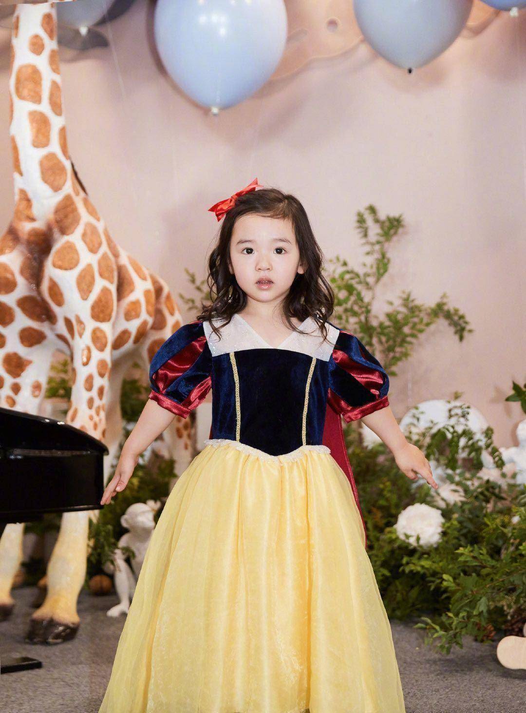 董璇为了应付日常开支,和别人在北京合伙开了一家亲子餐厅,全靠各路