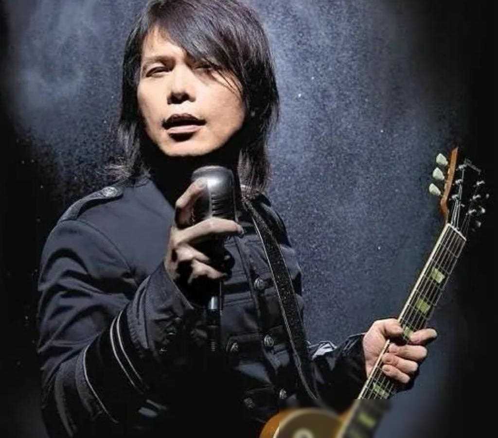 伍佰演唱会:从摇滚少年到发福中年,音乐与她始终如一_陈文佩_故事